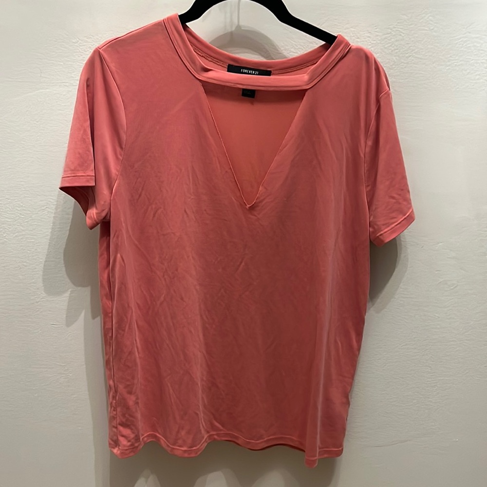 Soft short sleeve v-neck tee shirt with cutout Forever 21